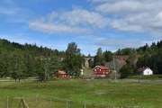 Vakkert, her ser vi en gammel jernbanebro i bondeaktive omgivelser