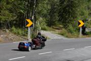Jeg har stoppet ved Elgsjø og den første motorsykkelen med henger dukker opp. Sykkelen er en Harley-Davidson Ultra Classic fra 2010 og hengeren er en Andre Peak Traler fra 2004