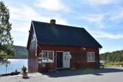 Her ser vi Elgsjø Kafe og Brukthandel fra 2006, en del av dette pakkhuset kommer ifra Notoddens første jernbanestasjon som ble åpnet i 1909
