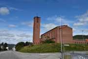 Jeg kjører bare rett fram og for til slutt se Notodden kirke, en kirke fra 1938 og er en basilika. Kirken ble i sin tid gitt som gave til Notodden by av Tinfos-direktør, Ole Halvor Holta