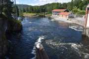 Her ser vi Tinnelva og det gamle Tørkehuset til høyre hvor tremassen ble tørket før det skulle bli til papir