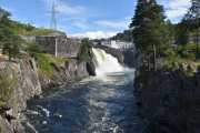 Andre veien ser vi Tinnfossen. Gamle Tinfos I ble satt i drift allerede i 1901. Det var det første kraftverket i Tinnelva, og kraftverket skulle først og fremst forsyne Notodden Calsium og Carbidfabrik med elektrisk energi. I tillegg skulle professor Kristian Birkeland få strøm til sin forskning på fremstilling av salpetersyre og kalksalpeter, som i neste omgang førte til etableringen av Norsk Hydro