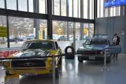 Nå er det slik at jeg først ser etter eldre biler og kan ikke ta bilder av alle de 700 bilene som er her. Men vi begynner med en Ford Mustang Lillegul fra 1967, den bak er en Ford Mustang fra 1969, kanskje den heter Lilleblå. Madness Power navnet kjenner jeg igjen fra før, det var på Starmoen flyplass