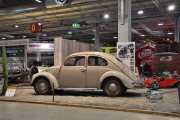 Neste bil er en Volkswagen 1200 De Luxe fra 1952, også kalt Zwitter’n med delt bakrute