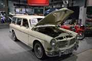 Vi har gått tilbake til Hall C, jeg må finne Standen jeg skal stå. Men vi må ha med oss denne Volvo Amazon 121 herregårdsvognen fra 1968 mens vi går