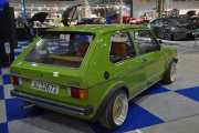Neste bil er en Volkswagen Golf L fra 1976, hva den hvite plasterlappen skjuler vet ikke jeg, rusthull eller kulehull, dette var en meget populær bil