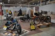 Jeg ser blant annet en Harley Davidson Sportster fra 1977 og en Norton fra 1938, det er nok Standen til Skandinavisk Motorsykkel Center