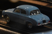 Det er en Renault Dauphine i 1/43 skala, sikkert en modell fra 1953. Tenk at det ble produsert over 2 000 000 av den bilen og den skulle gi bobla litt kamp, men sånn ble det ikke da