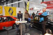 Det kommer flere medlemmer på besøk, og de kunne fortelle meg hvor nøkkelen er til Renault Dauphine Ondine så vi kan ta en titt inne i den også