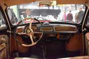 Så nå er vi inne i en Renault Dauphine Ondine fra 1961, det første som slår meg er det store rattet, men se på modellbilen på dashbordet