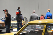 Men så skammer jeg meg litt også, i denne settingen så klarte jeg og overse en Renault så dette blir det beste bilde. Det er en Renault 18 TS fra 1979 som står bak pappaen med barnet på ryggen