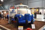 Men nå ble det enklere og her var hele settingen veldig fin, og legg merke til dama bak. Dette er en Chevrolet 5400 COE fra 1951, den fikk prisen "Juryens valg Amcar" her på utstillingen