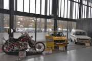 Vi tar en rask dokumentasjon her, motorsykkelen er en Harley Davidson Chopper fra 1956, neste er LSK-bilen som vi skal titte litt nærmere på senere. Til slutt har vi en Ford Escort stasjonsvogn fra rundt 1970, jeg klarer ikke å lese hva som står på siden - Lotus?