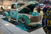 Men her har Vidar funnet noe rart, vi ser på en Chevrolet 3100 Pick-Up fra 1954. Det er Helltuna Hotrod & Kustom som blir stikkordet her og dem fikk prisen Crew Award Hall D