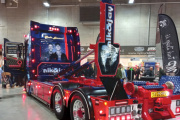 Her kommer den siste lastebilen til Vidar, det er en Scania R660 krokbil fra 2024. Den har pop-gruppen Nik & Jay som motiv og fikk 3 plassen i Scandinavian Truck Trophy klassen