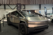Men nå er det Vidars tur, han tar bilde av en Tesla Cybertruck som er fremtidens design. Nå ble jeg virkelig bekymret, den har allerede blitt et ikon - hvor?