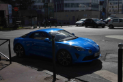 En Renault Alpine dukker opp på gaten