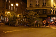 Ikke lett å finne et sted med plass til 9 personer, men litt julestemning for vi også når vi rusler i gatene