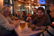 Gjengen møtes igjen, vi har bestilt bord til klokken halv ni og koser oss litt imens
