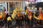 Og de bærer flagg med en mann på, han har sikkert gjort noe galt - eller?