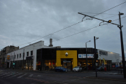 Vi tar en tur over gaten til Renault forhandleren og knipser noen bilder