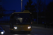 Og så endelig kommer bussen vår, nå har det blitt mørkt allerede