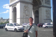 Her står jeg klar med kamera i Paris 2010 - nå må jeg ned igjen og ta bilder av alt og alle igjen