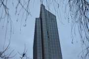 Datoen er 5 februar og jeg har tatt T-banen fra Høyenhall og går av på Grønland og passerer Oslo sitt høyeste hotell