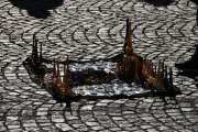 Ca. to sekunder med stillhet er jeg i gang igjen, det var jo en del gateselgere utenfor her også