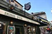 Det første som dukker opp er en irsk pub - La Virgule men vi rusler videre