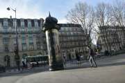 Paris har tråsykler også, men da må du se helt til høyre i bilde