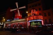 Litt før kl. 21.00 står jeg utenfor Moulin Rouge, er jo litt spent på å få høre om alt de har opplevd der inne
