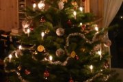 De siste detaljene blir satt på plass, juletreet er perfekt. Nå spørs det om jeg skal avslutte her, eller ta helt av når det gjelder julen...