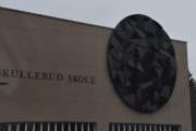 Nå passerer vi Skullerud skole som ble åpnet i 1972 og ble stengt i 1985. Hvorfor vet jeg ikke, men skolen ble gjenåpnet i 1997