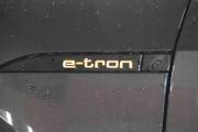 Nå leker jeg meg litt imens kona er og handler på Rema. e-tron, er vi på en elektrisk Audi nå?