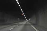 Tunnelen er lang og lastebiler har ikke lov å kjøre i venstrefilen, tenker du tar den nå