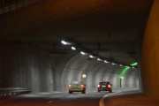 Vi har kjørt disse tunnelene utover, så du bør ta denne her. Moderne, du kan kjøre i 90 og det er krabbefelt på slutten