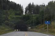 Vi kjører inn i Hagantunnelen som er 2595 meter lang og går fra Gjelleråsen til Slattum. Når jeg så leser skiltene så runder de litt liksom, opp eller ned