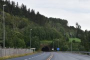 Neste er Røstetunnelen som er 1 097 meter lang, igjen er det uenighet mellom fakta og skilt