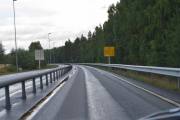 Vi har fremdeles 24 km før vi er i Lillehammer og vet ikke hvor fort jeg finner telefonkioskene