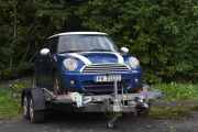 Og der står det henslengt en Mini Cooper D fra 2008 helt alene, at de tør