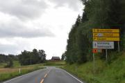 Vel, jeg kommer til et veikryss med skilt og jeg velger Brumunddal. Åshøgdvegen tror jeg at jeg er på nå og til slutt møter jeg på et par typer som driver med mopedene sine