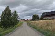 De er lokal kjente og diskuterer i 15 sekunder, nå kan ikke jeg skrive i dialekt på hva de sa men... Du kjører litt tilbake og tar første til høyre og kjører forbi en gård, etter den tar du til høyre og så til venstre - tror det er skilt der