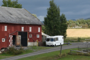 Men det står en veteranbuss der, men når du kjører på en grusvei og det humper og rister så kan du glemme skarpe bilder