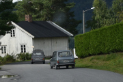 Smal vei som blir bred når Renault 6 kommer tuslende inn her