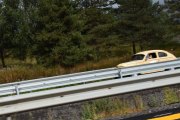 Forbaska midtrabatter, her ser vi på hverandre og hilser og så er gjerdet i veien. Volvo PV - en ekte veteran dette her