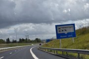 Jeg er ganske sikker på at jeg skal kjøre inn ved Hamar vest, og så har jeg to ting å se etter. En flyplass og en høy kornsilo, kan da ikke være så vanskelig dette