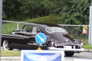 Så mellom bensinpumper og skilt for jeg tak i den. Mine damer og herrer vi ser på en Oldsmobile 98 Sedan Club fra 1950. Bilen er 70 år gammel og ser helt strøken ut