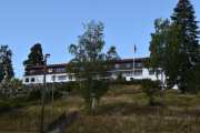 Her ser du Hedmarktoppen folkehøyskole som drives av Pinsebevegelsen. Her har de både internater og undervisningsbygg