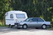 Når vi kommer ned til Strandvegen er det første jeg ser en veteran. Det er en BMW 320 L fra 1987 og jeg er ganske sikker på at campingvogna er veteran også